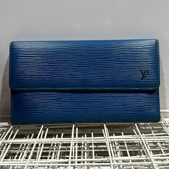 Luis Vuitton Cyan Blue Epi tri fold wallet. - Picture 1 of 17